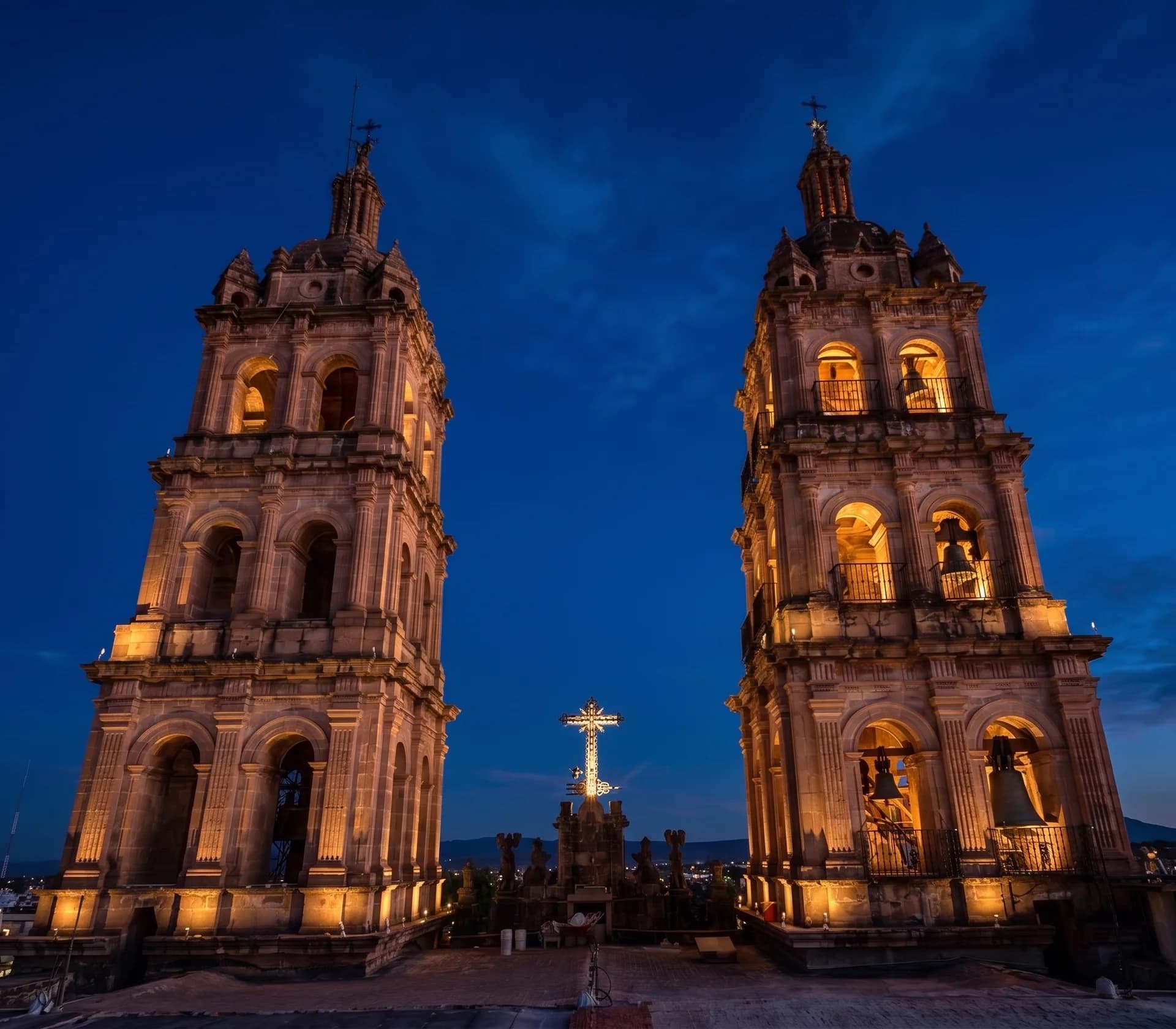 Perspectiva de la cruz y torres desde las cubiertas