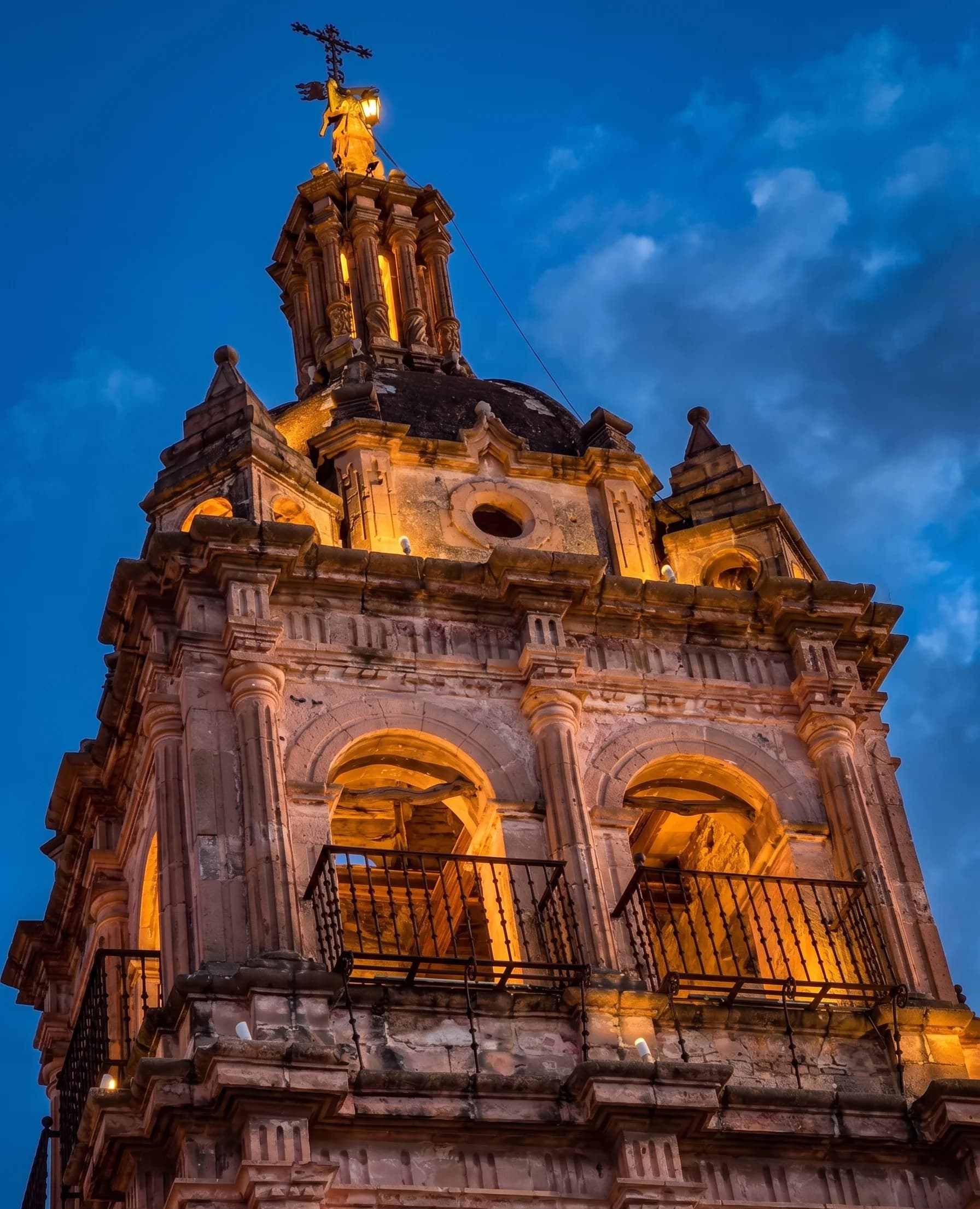 Detalle superior de la torre izquierda